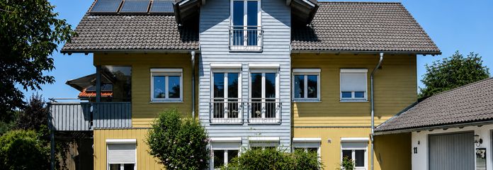 Casa in legno soleggiata con due unità abitative, abitazione con poche barriere architettoniche e ampio giardino a Isny-GHL – Süd-Ost Ansicht