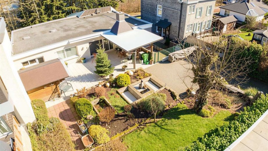 Spannender Bungalow mit Gewerbehalle und Zahnarztpraxis im wunderschönen Wipperfürth – Außenansicht