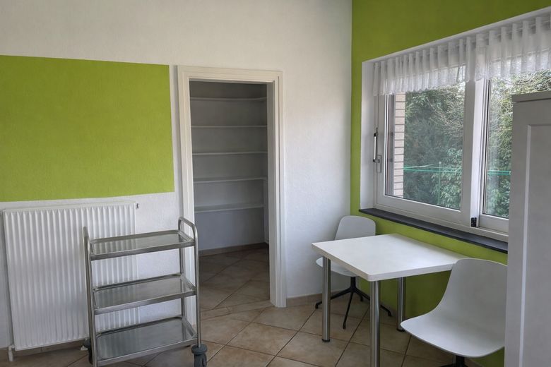 Exclusive House with Garage and Three Parking Spaces – Küche mit Vorratsraum