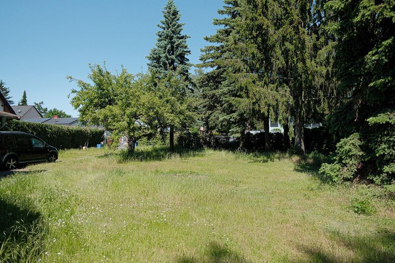 Riservato - Terreno sul lago! 1.079 m² - riva privata sul lago - esposizione a sud - vicino a Berlino - senza provvigione – Vorgarten Blick zur Straße