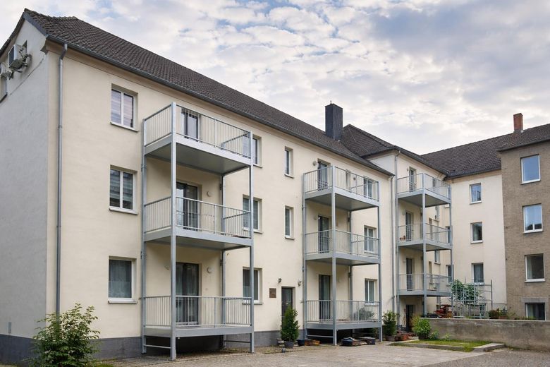 Appartement entièrement rénové de 3 pièces avec balcon et cuisine équipée – Balkone und Fassade