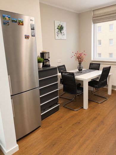 Stilvoll kernsanierte 4-Zi-Altbau-Wohnung mit Wohnküche – Wohnküche