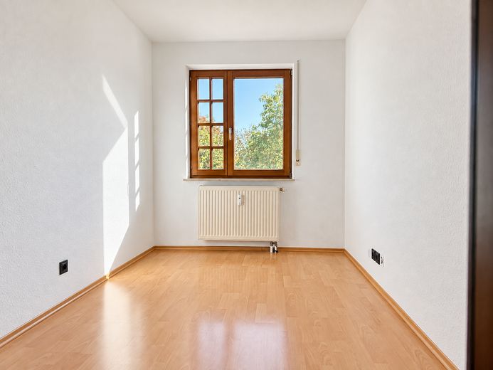 Wohnen auf zwei Ebenen – Maisonette mit hochwertiger Ausstattung und 3 Stellplätzen – Kinder- / Gästezimmer
