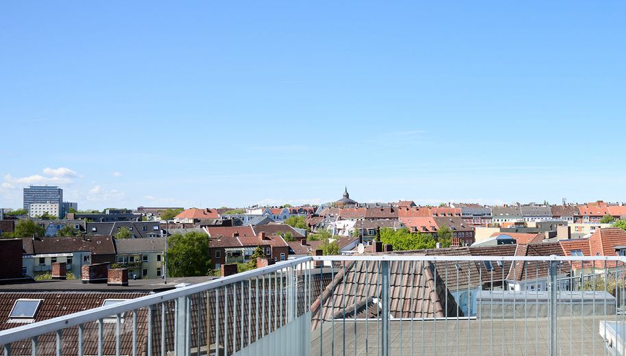 Altbau-Dachgeschosswohnung mit privater Dachterrasse am Adolfplatz — 127m², provisionsfrei – Dachterasse