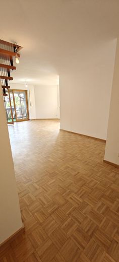 Frisch renovierte lichtdurchflutete 4-Zimmer Maisonette Wohnung mit großem Balkon und TG Stellplatz – Wohnzimmer