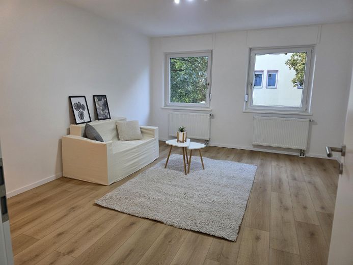 Frisch kernsanierte 3-Zimmer-Wohnung in Nürnberg | 67 m² | Garage im Innenhof – Wohnzimmer