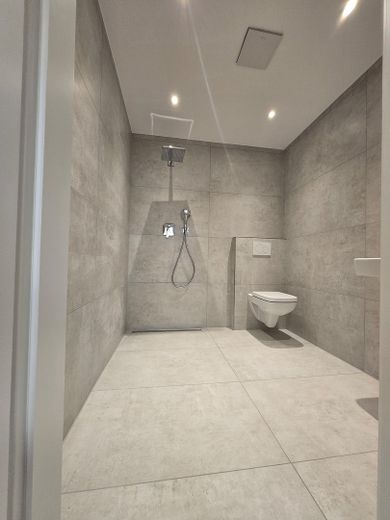 Appartamento giardino di 3 locali, cucina attrezzata, posizione centrale nel centro città prima occupazione dopo la ristrutturazione, adatto a WG – Duschbad