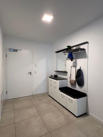 Moderne 3-Zimmer-Wohnung mit Einbauküche in zentraler Stadtlage – Eingangsbereich