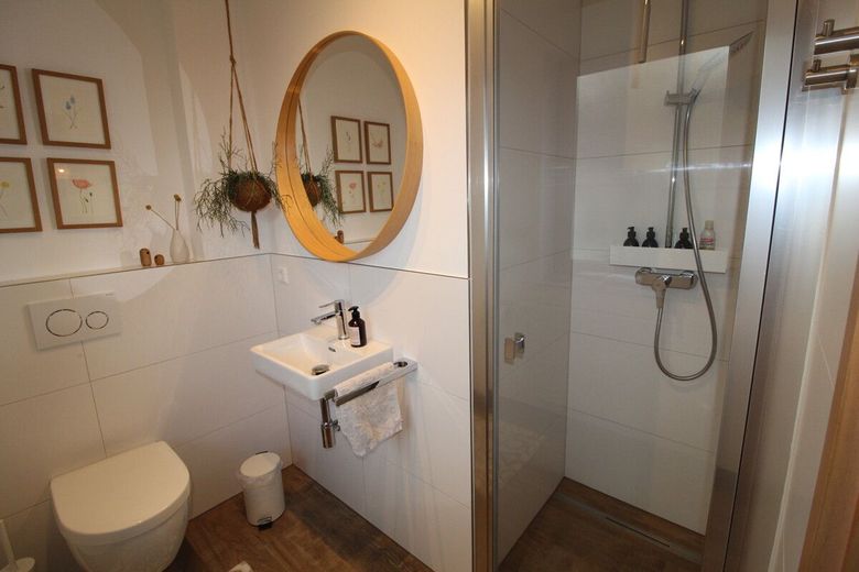 Exquisites Einfamilienhaus in neuwertigem Zustand mit PV-Anlage,Carport und idyllischer Gartenanlage – Duschbad im EG