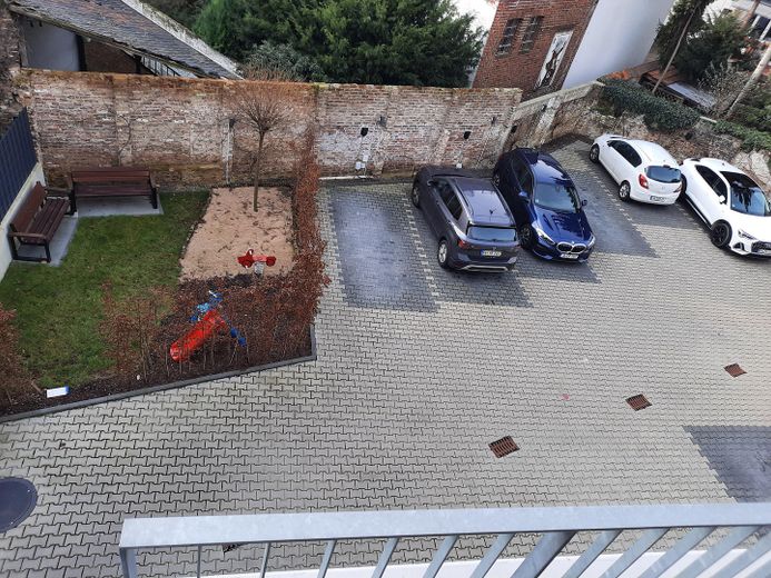 GV-Stadt, 3 Z/K/D/B/Abst., 79 m² mit Süd-Balkon, Aufzug, barrierefrei, Wärmepumpe, PV-Strom – Innenhof/Stellplätze