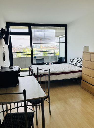 Erbpacht! Von Privat! Ohne Provision! Möbliertes Apartment m. Balkon inkl. TG-Platz, ab sofort – Heller Wohn- u Schlaf-Bereich