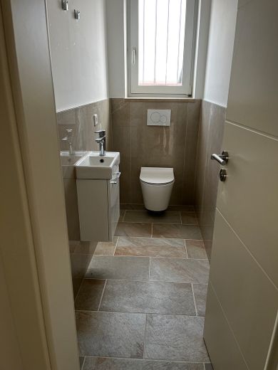 TOP STUDIO-Wohnung IDEAL Büro+Wohnen(3+4.Stock,7 Räume,gr.Balkon,) Panoramaalpenblick (GF ca. 185m2) – 2te Toilette