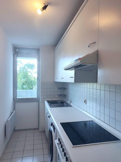 von Privat – Helle 2-Zimmerwohnung mit großer, wettergeschützter Südwestloggia – München-Bogenhausen – Küche