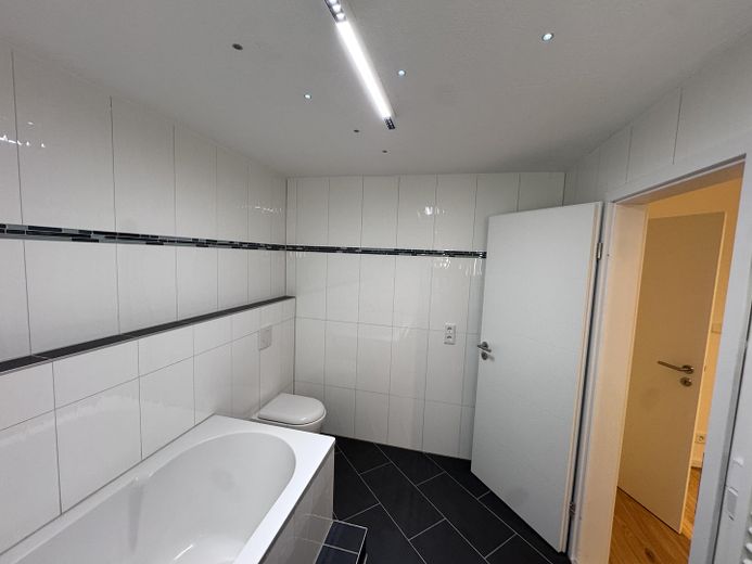 Lichtdurchflutete 2,5-Zimmer-Maisonette, Terrasse und Garten – frisch renoviert & sofort beziehbar – Bad UG m. Waschm. Anschluss