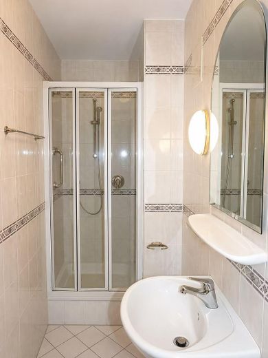 von Privat Eigentumswohnung  Großzügige 4-Zimmer-Wohnung in Olewig mit Balkon, Garage und Stellplatz – Gästebad