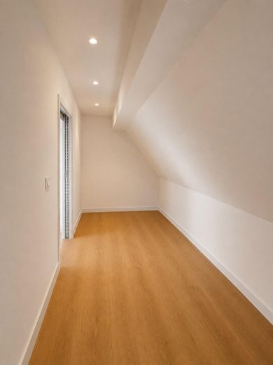 Ático diáfano con estilo loft tras reforma integral: 2 habitaciones + vestidor y balcón – Ankleide