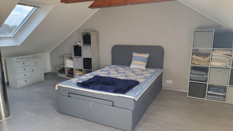 •2 gemeubileerde kamers met veel privacy nabij Lübeck – ideaal voor studente - slechts 3 km van de universiteit – Wohn-/Schlafzimmer