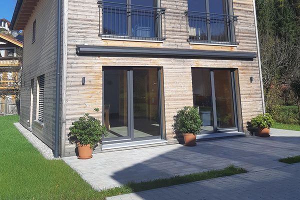 SENZA PROVVIGIONE: Moderna casa in legno "a basso consumo energetico A+" su terreno in enfiteusi nella splendida regione del Chiemgau