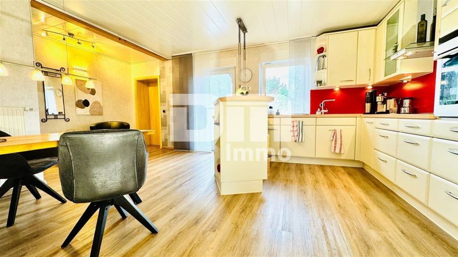 (R)eserviert!Ein- bis Zweifamilienhaus mit 2 Terrassen und Garage – OG Wohnküche mit EBK / Zugang Terrasse
