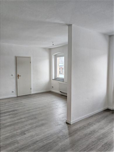 NEU SANIERT! 3R-Wohnung mit Stellplatz 80 m² (EBK) ***Vermieter-Bonus 2 Kaltmieten geschenkt*** – Wohnen/Essen