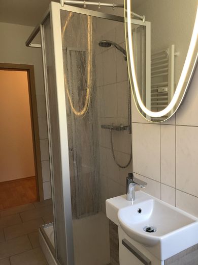Verfügbarkeit ab 15.09.2026 – Charmante, teilmöblierte 2-Zimmer-Wohnung mit Westbalkon – Bad