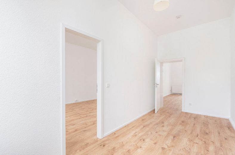 Leben in einer renovierten 3-Zimmer Wohnung mit Balkon – Arbeits-/Kinderzimmer