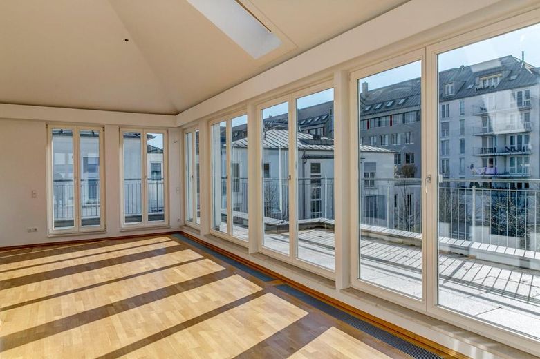 Lichtdurchflutete Penthouse-Wohnung mit Dachterrasse unweit der Münchener City – Blick zum Essbreich