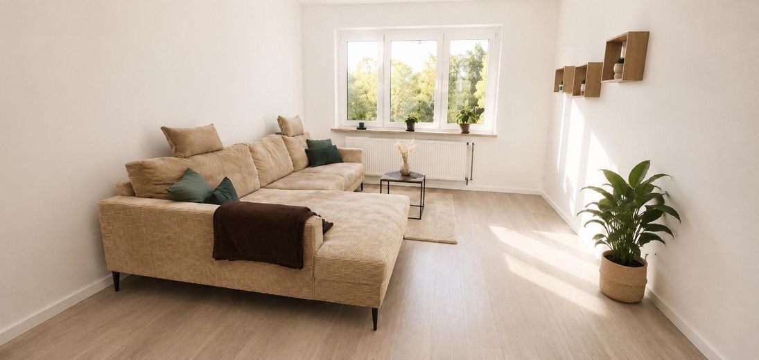 Attractively renovated + partially furnished + 3-room apartment, quietly located with fitted kitchen, cellar & bathroom with daylight – Wohnzimmer