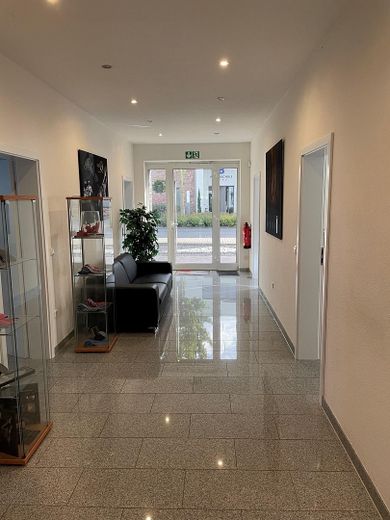 520 m² Gewerbeeinheit: Büro (160 m²), Produktion (200 m²), erweiterbares Lager (160 m²) – Flur 01