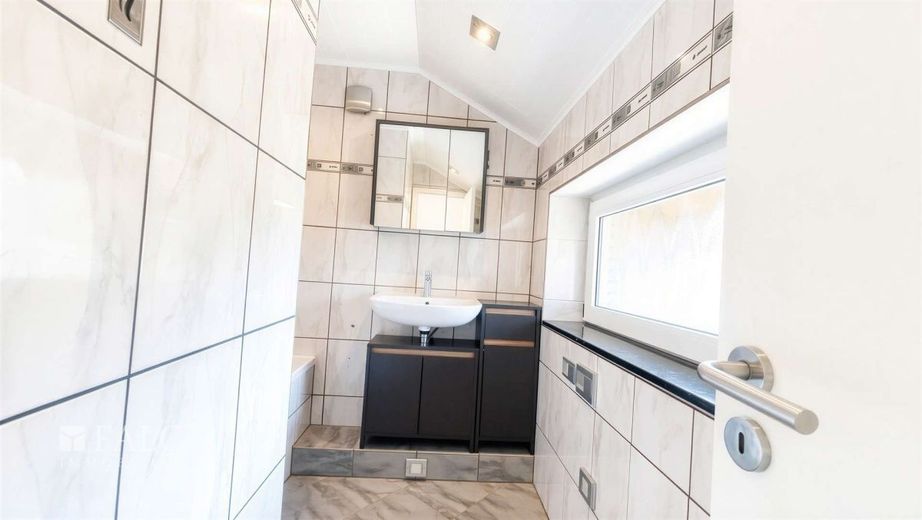 Familientraum in Wuppertal - freistehendes Haus mit Garten – Badezimmer