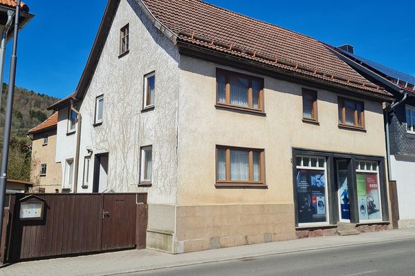 Residential & commercial building with shop, barn, 3 garages – 1,030 m² in the town center, commission-free