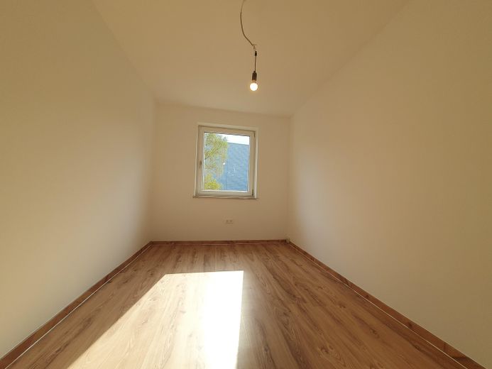 Schöne 2-Zi-Wohnung mit Balkon im 2.OG rechts – Büro/2. Zimmer