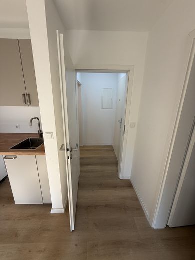 Erstbezug nach Kernsanierung: Moderne 2‑Zimmer Wohnung mit Sonnenbalkon & neuer Einbauküche in Rath – Flur