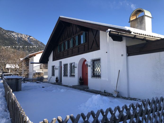 Отдельный жилой дом с апартаментами – Haus Vorderansicht