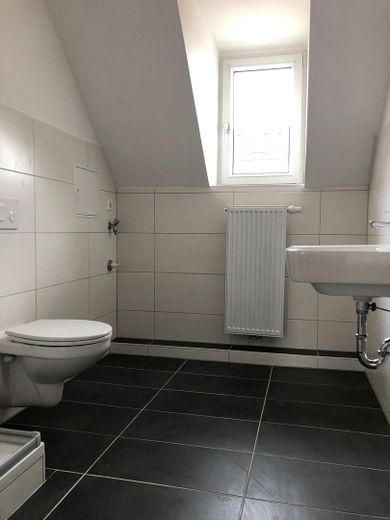 Işıkla dolup taşan 3 odalı daire, balkon ve modern banyo ile – Bad