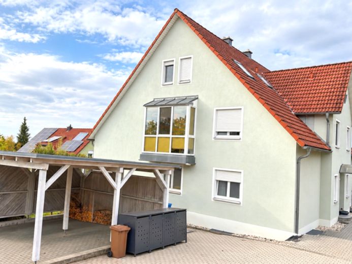 Modernes Wohnen auf zwei Ebenen! Besondere 4-Zi.-ETW mit Balkon, Schwedenofen und Carport – Фотографія 1