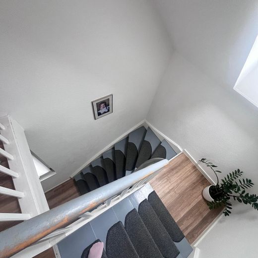 Edificio residencial y comercial en una ubicación céntrica de Lohmar – Treppe vom DG zum OG