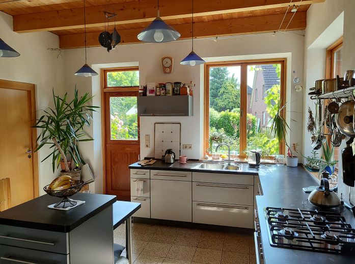 Ökologisch nachhaltiges Niedrigenergiehaus - gesund wohnen mit Lehm – Küche mit Klöntür zum Garten