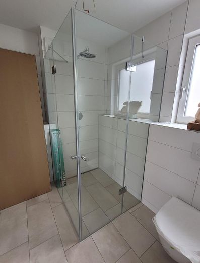 Appartamento di 4 locali al 1° piano - abitare moderno nel centro di Esslingen-Zell – Glasduschkabine