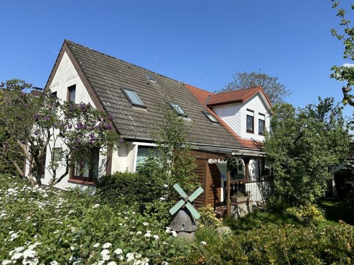 Zweifamilienhaus (vermietet - ca. 6,4 % Rendite) in ruhiger und dennoch zentraler Lage von Langen – Foto 1