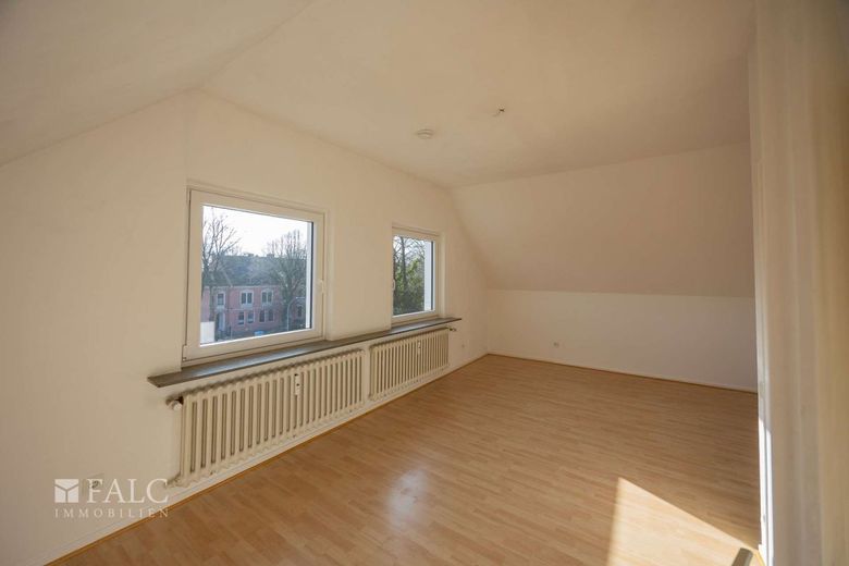 Kompakt, ruhig, zentral - 2-Zimmer-Dachgeschosswohnung mit optimalen Grundriss – Wohnzimmer