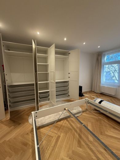 Balıksırtı parke zeminli, Berlin-Wilmersdorf’ta süreli kiralık, mobilyalı 3 odalı eski bina dairesi, 80m2 – Kleiderschrank im Schlafzimmer