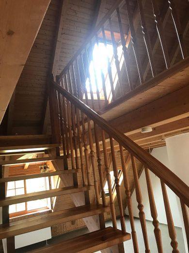 Stylische DG-Maisonette in Mirow – Treppe zur oberen Ebene
