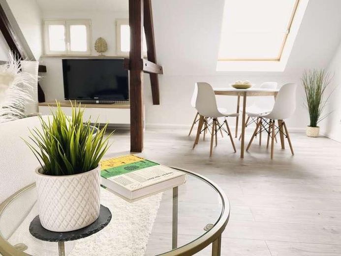 Luminoso appartamento mansardato con 2 locali, loggia e affascinanti travi in legno – Wohnzimmer