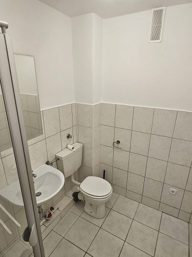 Der erste Schlüssel, der wirklich Dir gehört: Sanierte Wohnung mit Balkon – Badezimmer 