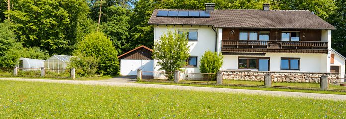 Großzügiges Haus im Grünen – vielseitig nutzbar, kurzfristig verfügbar | 659.000 € – links und rechts Doppelgarage