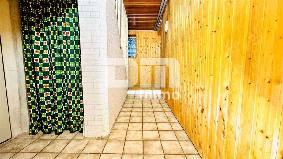 Schöne Doppelhaushälfte mit Nebengebäude, Garage und angelegtem Gartenbereich – Souterrain Flur / Diele