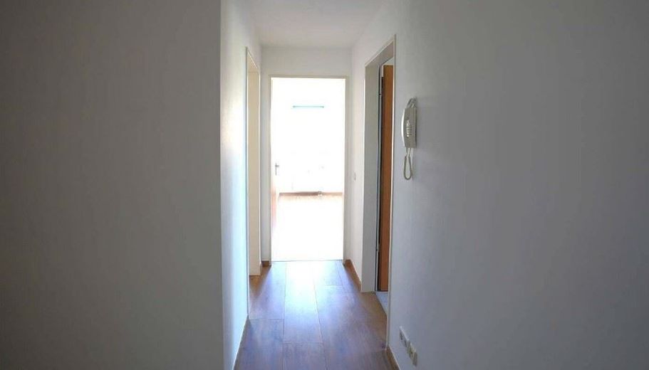 Zweitbezug! Große 3-Zimmer mit Tiefgarage, EBK, Balkon und Wanne am See! – Flur