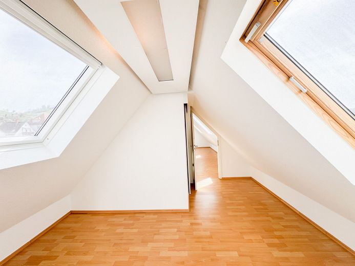 Helle und großzügige 3,5-Zimmer Maisonettewohnung mit EBK und Balkon! – Ebene 2 - Schlaf-Arbeitszi