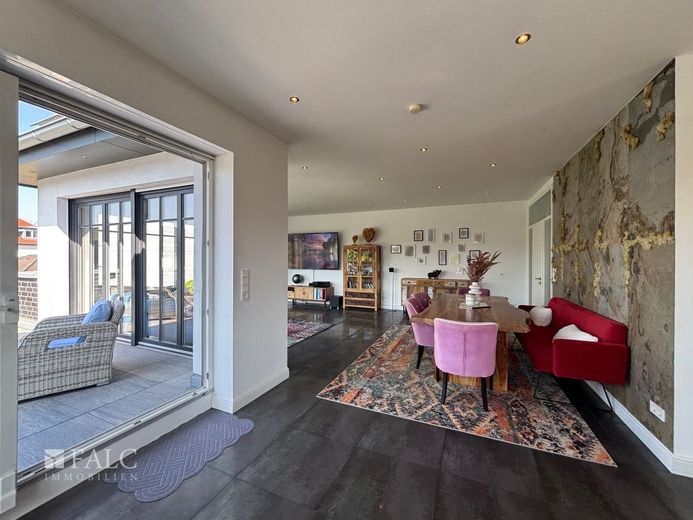 Moderne 3 -Zimmer-Wohnung mit Smart-Home, Dachterrasse &amp; hochwertiger Ausstattung – Wohnzimmer